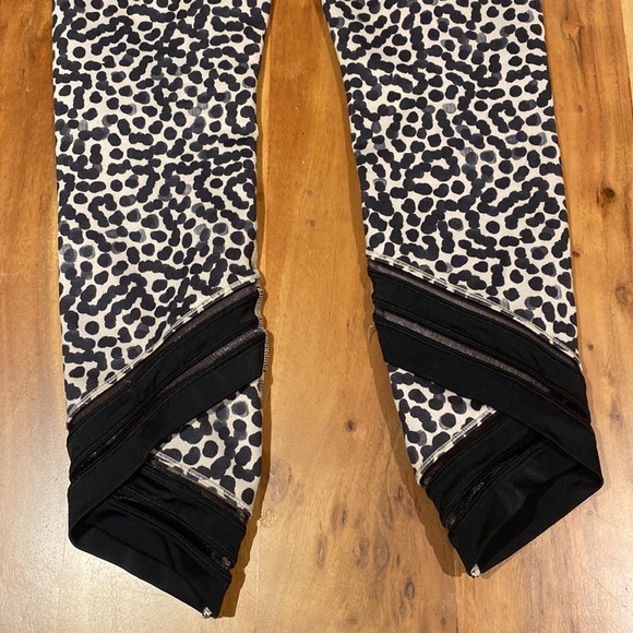 Lululemon leopard 3/4 length leggings with mesh detail. Size 4 - Picture 2 of 3
